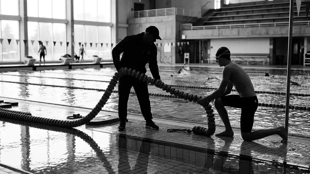 Schwarzweiss-Reportagebild mit Schwimmhose in dokumentarischer Arbeitsumgebung