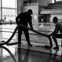 Schwarzweiss-Reportage mit Schwimmhose zum Thema Zoggs Herren Cottesloe Jammer, hoher Kontrast, sachlich dargestellt - Foto: THN