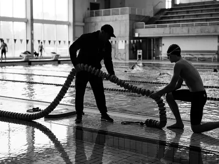 Schwarzweiss-Reportage mit Schwimmhose zum Thema Zoggs Herren Cottesloe Jammer, hoher Kontrast, sachlich dargestellt - Foto: THN