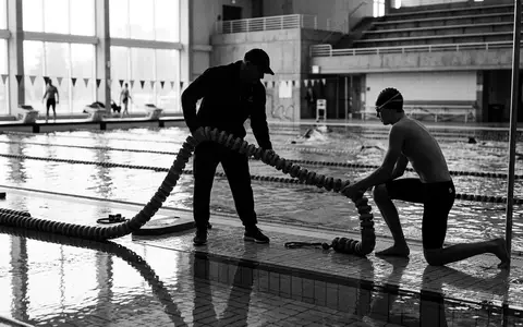 Schwarzweiss-Reportage mit Schwimmhose zum Thema Zoggs Herren Cottesloe Jammer, hoher Kontrast, sachlich dargestellt - Foto: THN
