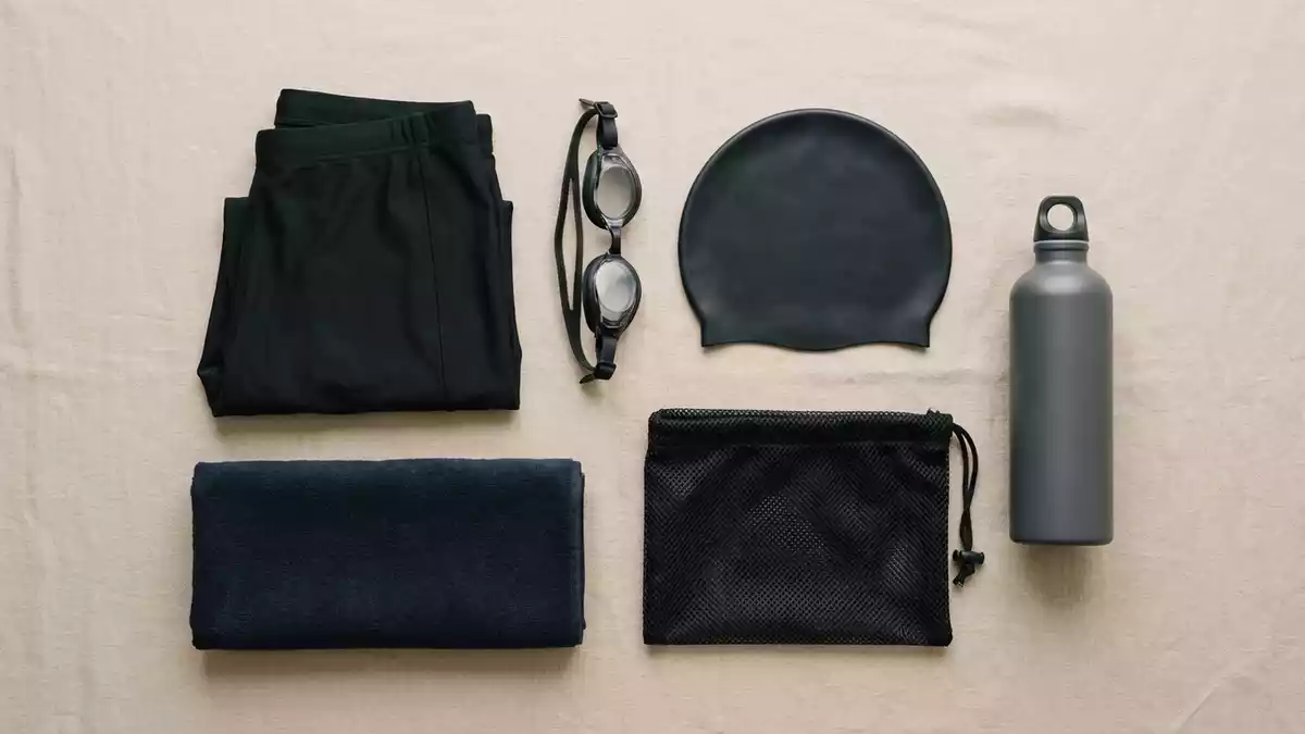Flatlay-Arrangement rund um Schwimmhose mit passenden Requisiten von oben, neutral
