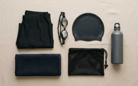 Flatlay-Arrangement rund um Schwimmhose zum Thema Zoggs Herren Cottesloe Jammer, weiches Oberlicht - Foto: THN