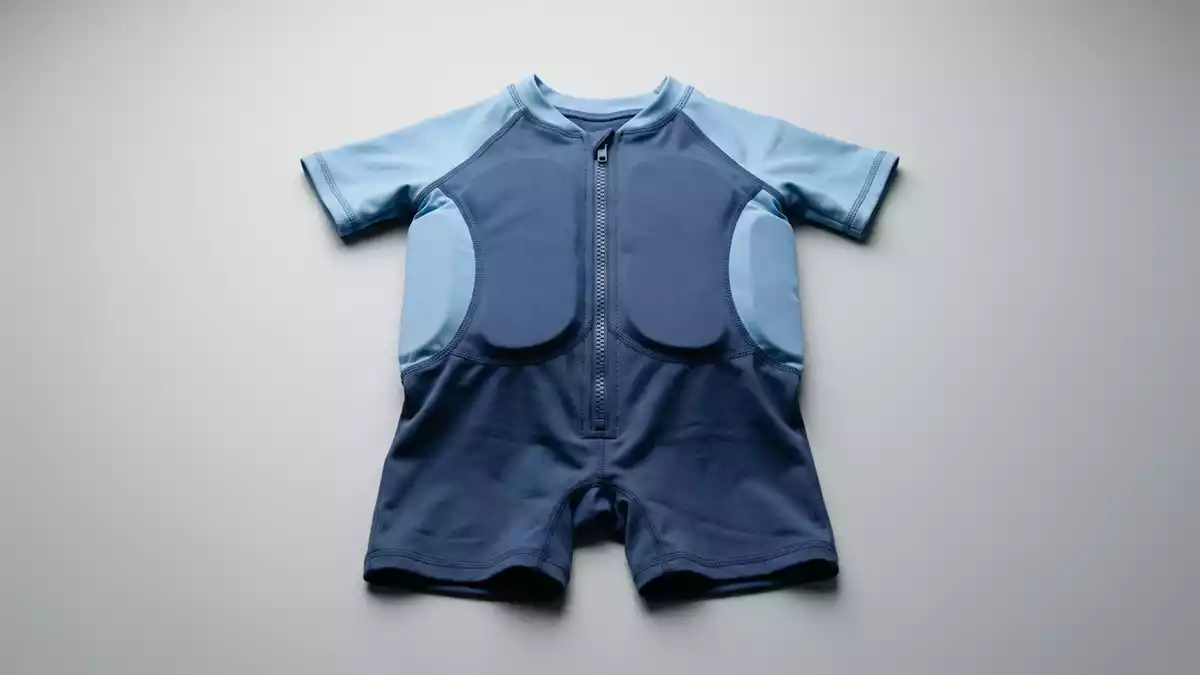 Fotorealistische Studioansicht von Baby-Schwimmanzug in neutraler Produktdarstellung