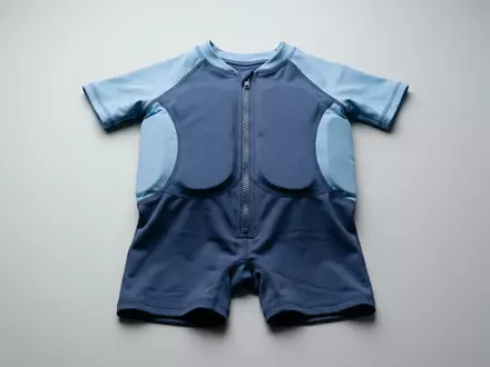 Fotorealistische Studioaufnahme von Baby-Schwimmanzug zum Thema Zoggs Kinder Zoggy Floatsuit, klare Lichtfuehrung - Foto: THN