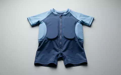 Fotorealistische Studioaufnahme von Baby-Schwimmanzug zum Thema Zoggs Kinder Zoggy Floatsuit, klare Lichtfuehrung - Foto: THN
