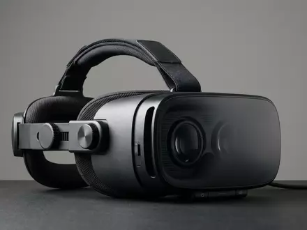 Fotorealistische Studioaufnahme von VR-Headset zum Thema Sony PlayStation VR2 Horizon, klare Lichtfuehrung - Foto: THN