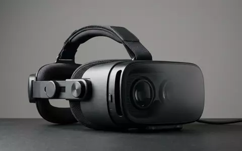 Fotorealistische Studioaufnahme von VR-Headset zum Thema Sony PlayStation VR2 Horizon, klare Lichtfuehrung - Foto: THN