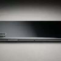 Fotorealistische Studioaufnahme von Smartphone zum Thema Sony Xperia 5 VII, klare Lichtfuehrung - Foto: THN
