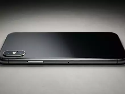 Fotorealistische Studioaufnahme von Smartphone zum Thema Sony Xperia 5 VII, klare Lichtfuehrung - Foto: THN