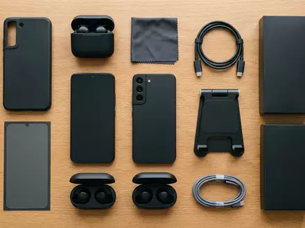 Flatlay-Arrangement rund um Smartphone zum Thema Sony Xperia 1 VII, weiches Oberlicht - Foto: THN