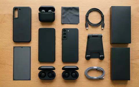 Flatlay-Arrangement rund um Smartphone zum Thema Sony Xperia 1 VII, weiches Oberlicht - Foto: THN
