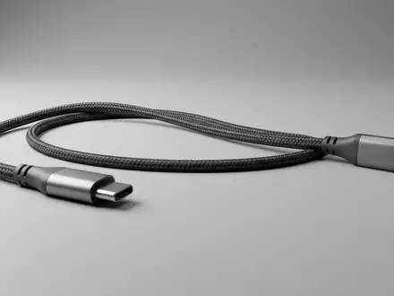 Fotorealistische Studioaufnahme von USB-C Kabel zum Thema Satechi USB-C auf USB-C, klare Lichtfuehrung - Foto: THN