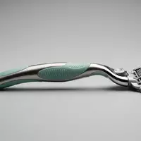 Fotorealistische Studioaufnahme von Damenrasierer zum Thema Wilkinson Sword Hydro Silk, klare Lichtfuehrung - Foto: THN
