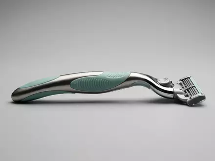 Fotorealistische Studioaufnahme von Damenrasierer zum Thema Wilkinson Sword Hydro Silk, klare Lichtfuehrung - Foto: THN