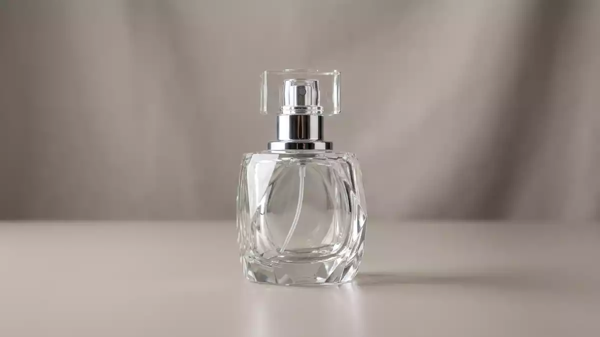 Fotorealistische Studioansicht von Parfuem in neutraler Produktdarstellung, neutral