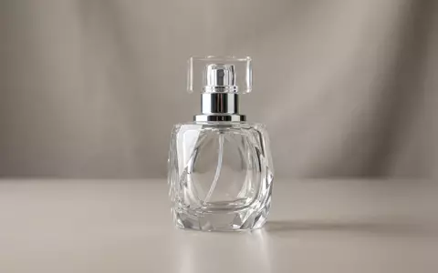 Fotorealistische Studioaufnahme von Parfuem zum Thema Dior Fahrenheit Eau de, klare Lichtfuehrung - Foto: THN