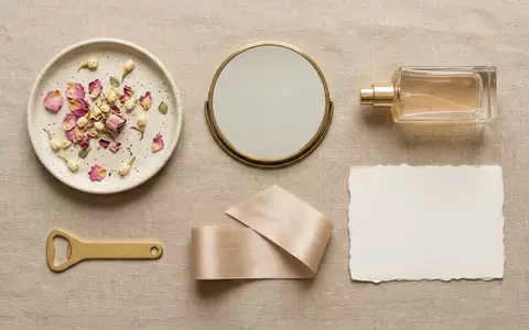 Flatlay-Arrangement rund um Parfuem zum Thema Dior Fahrenheit Eau de, weiches Oberlicht - Foto: THN