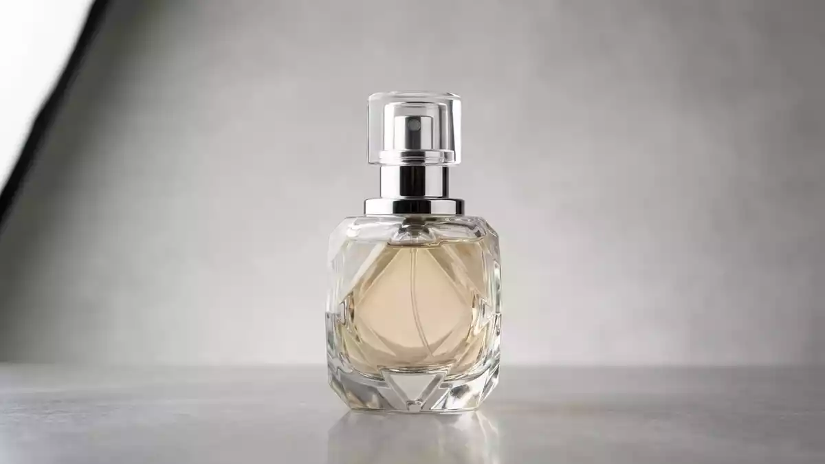 Fotorealistische Studioansicht von Parfuem in neutraler Produktdarstellung, neutral