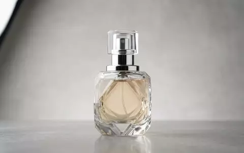 Fotorealistische Studioaufnahme von Parfuem zum Thema Givenchy L'Interdit Eau de, klare Lichtfuehrung - Foto: THN