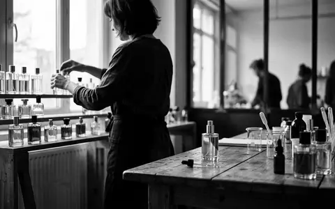 Schwarzweiss-Reportage mit Parfuem zum Thema Dior Homme Intense EdP, hoher Kontrast, sachlich dargestellt - Foto: THN