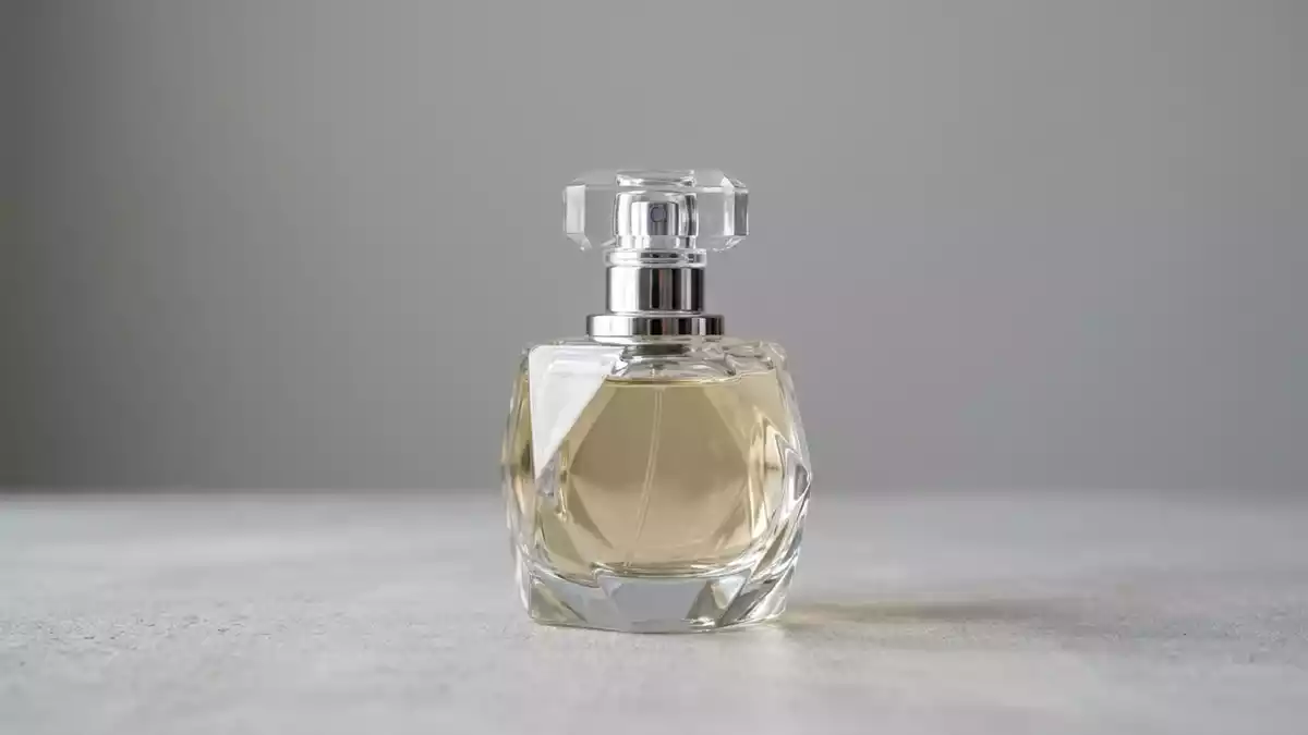 Fotorealistische Studioansicht von Parfuem in neutraler Produktdarstellung, neutral