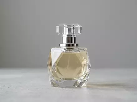 Fotorealistische Studioaufnahme von Parfuem zum Thema Givenchy Irresistible EdP, klare Lichtfuehrung, sachlich dargestellt - Foto: THN