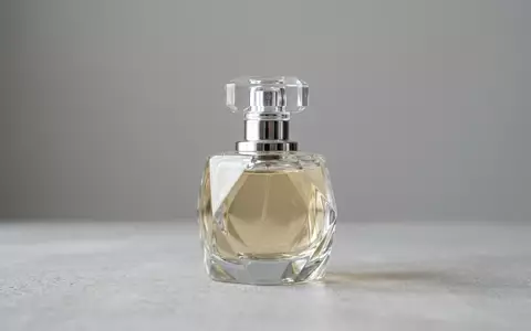 Fotorealistische Studioaufnahme von Parfuem zum Thema Givenchy Irresistible EdP, klare Lichtfuehrung, sachlich dargestellt - Foto: THN