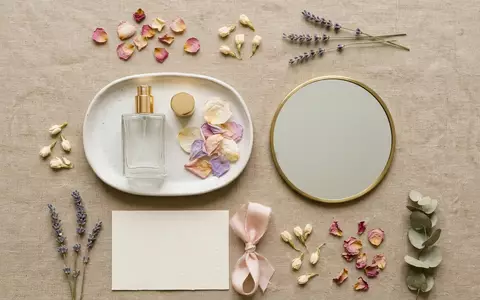 Flatlay-Arrangement rund um Parfuem zum Thema Givenchy Gentleman Cologne EdT, weiches Oberlicht - Foto: THN