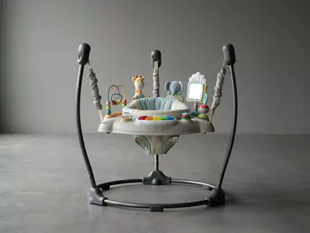 Fotorealistische Studioaufnahme von Babyschaukel zum Thema Fisher-Price Rainforest Jumperoo Babyschaukel, klare Lichtfuehrung - Foto: THN