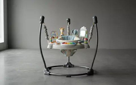 Fotorealistische Studioaufnahme von Babyschaukel zum Thema Fisher-Price Rainforest Jumperoo Babyschaukel, klare Lichtfuehrung - Foto: THN
