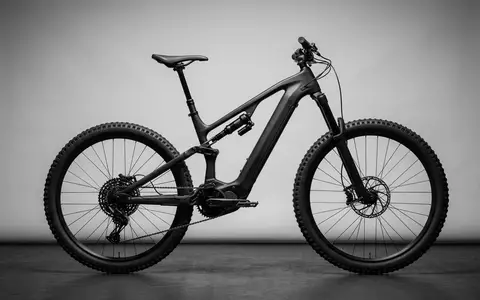 Fotorealistische Studioaufnahme von Elektro-Mountainbike zum Thema Fischer Montis 2.1i MTB, klare Lichtfuehrung - Foto: THN