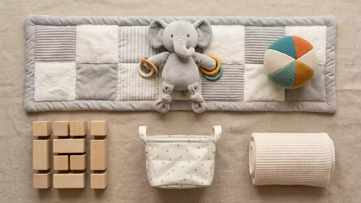 Flatlay-Arrangement rund um Lernspielzeug mit passenden Requisiten von oben, neutral