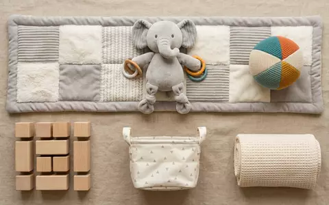 Flatlay-Arrangement rund um Lernspielzeug zum Thema Fisher-Price Lernspaß Puppy Lernspielzeug, weiches Oberlicht - Foto: THN