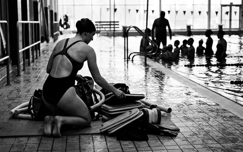 Schwarzweiss-Reportage mit Badeanzug zum Thema Adidas Damen SH3.RO 3-Streifen, hoher Kontrast, sachlich dargestellt - Foto: THN