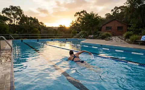 Fotorealistische Aufnahme von Badeanzug beim Abendschwimmen zum Thema Adidas Damen SH3.RO 3-Streifen, warmes Abendlicht - Foto: THN