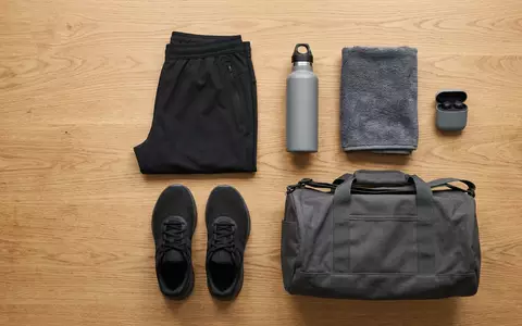 Flatlay-Arrangement rund um Trainingshose zum Thema Adidas Tiro 24 Trainingshose, weiches Oberlicht - Foto: THN