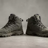 Fotorealistische Studioaufnahme von Wanderschuhe zum Thema Adidas Terrex Free Hiker, klare Lichtfuehrung - Foto: THN