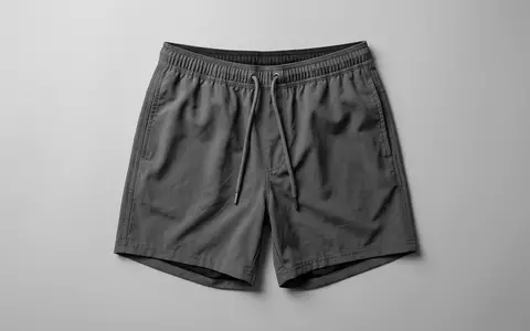 Fotorealistische Studioaufnahme von Badeshorts zum Thema Adidas Herren 3-Streifen CLX, klare Lichtfuehrung - Foto: THN