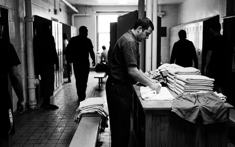 Schwarzweiss-Reportage mit Badeshorts zum Thema Adidas Herren 3-Streifen CLX, hoher Kontrast, sachlich dargestellt - Foto: THN
