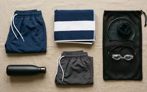 Flatlay-Arrangement rund um Badeshorts zum Thema Adidas Herren 3-Streifen CLX, weiches Oberlicht - Foto: THN