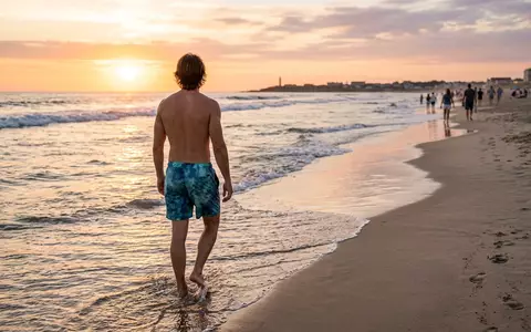 Fotorealistische Aufnahme von Badeshorts am Abendufer zum Thema Adidas Herren 3-Streifen CLX, warmes Abendlicht - Foto: THN