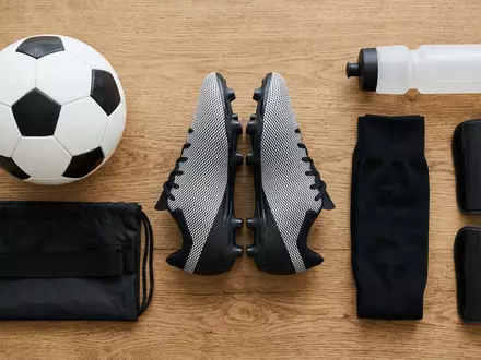 Flatlay-Arrangement rund um Fussballschuhe zum Thema Adidas Predator Elite FG, weiches Oberlicht - Foto: THN