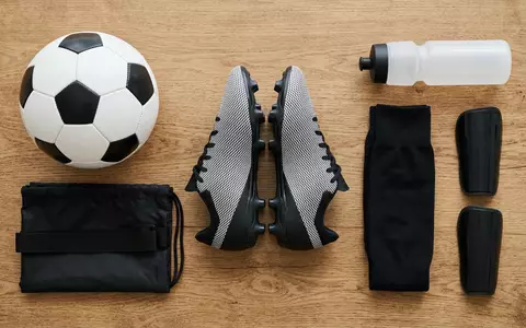 Flatlay-Arrangement rund um Fussballschuhe zum Thema Adidas Predator Elite FG, weiches Oberlicht - Foto: THN