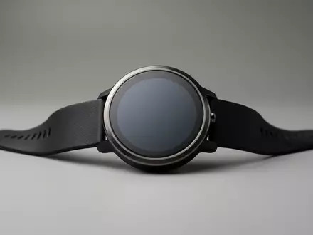 Fotorealistische Studioaufnahme von Fitnessuhr zum Thema Garmin Venu 4 Fitness-Smartwatch, klare Lichtfuehrung - Foto: THN