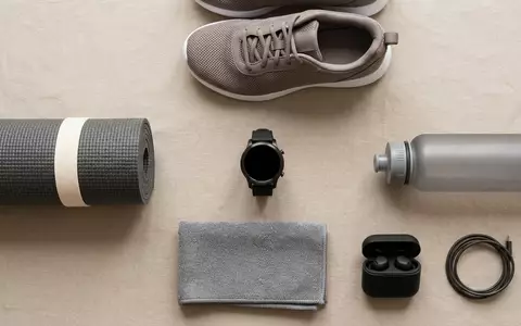 Flatlay-Arrangement rund um Fitnessuhr zum Thema Garmin Venu 4 Fitness-Smartwatch, weiches Oberlicht - Foto: THN