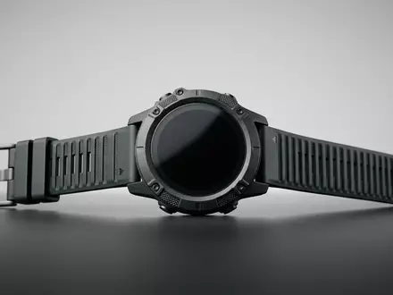 Fotorealistische Studioaufnahme von Multisportuhr zum Thema Garmin Fenix 7 Pro, klare Lichtfuehrung - Foto: THN