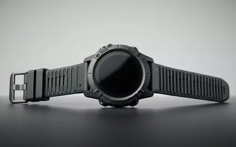 Fotorealistische Studioaufnahme von Multisportuhr zum Thema Garmin Fenix 7 Pro, klare Lichtfuehrung - Foto: THN