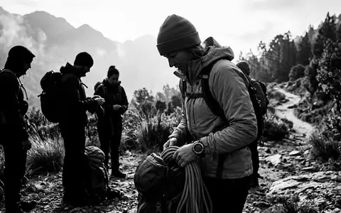 Schwarzweiss-Reportage mit Multisportuhr zum Thema Garmin Fenix 7 Pro, hoher Kontrast, sachlich dargestellt - Foto: THN