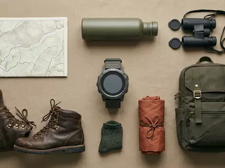 Flatlay-Arrangement rund um Multisportuhr zum Thema Garmin Fenix 7 Pro, weiches Oberlicht - Foto: THN