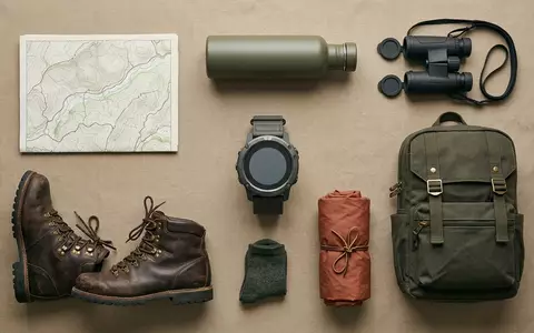Flatlay-Arrangement rund um Multisportuhr zum Thema Garmin Fenix 7 Pro, weiches Oberlicht - Foto: THN